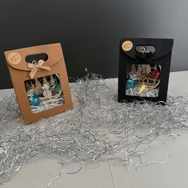 Weihnachtsanhänger in einer Geschenkverpackung