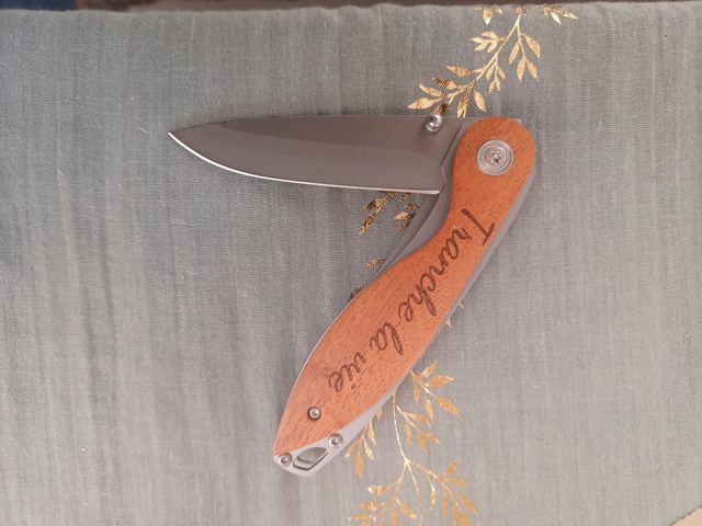 Couteau pliant en bois personnalisé – Lame inox gravée