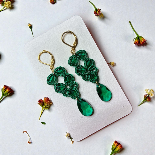 Boucles d'oreilles en dentelle de frivolité et perle en cristal