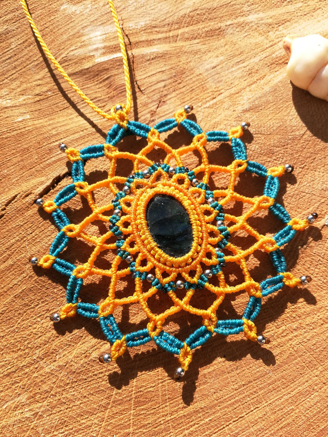 Collier micro-macramé Mandala