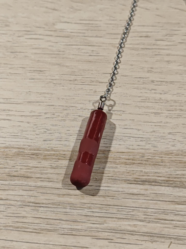 Pendule baton - rouge brillant et mat