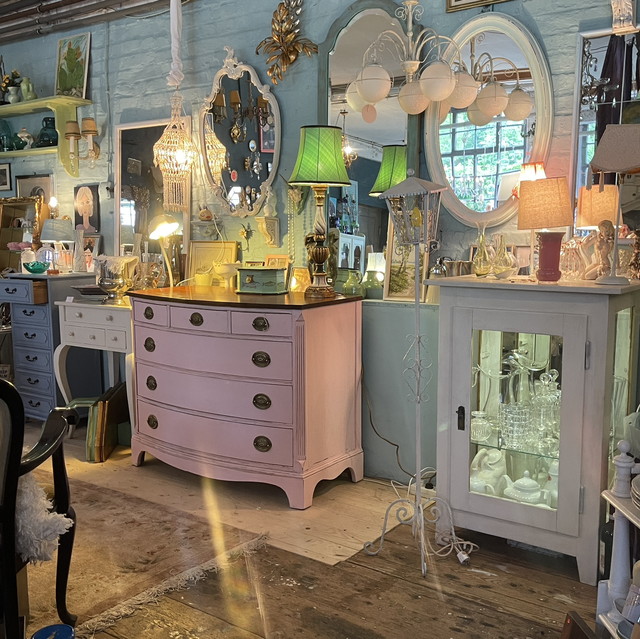Brocante weiße Vitrine mit Glastür und Licht und Spiegel Rückwand