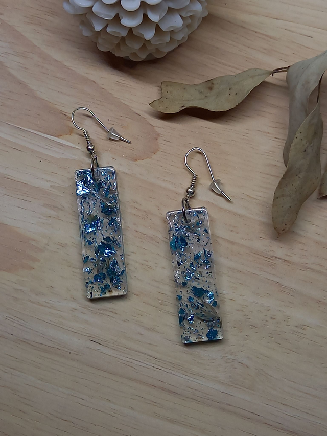 Boucles d&#039;oreilles Résine - rectangle résine avec paillettes bleues et herbes sèches