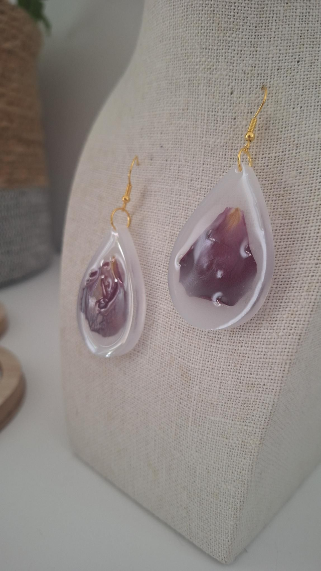 Boucles oreilles pétales de rose et brume blanche