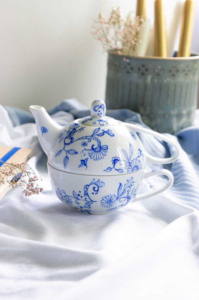 Théière égoïste en porcelaine peinte à la main, création unique pour une pause thé en solo, théière bleue idée cadeau personnalisable