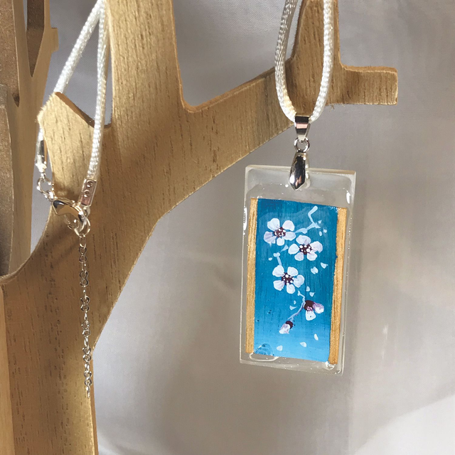 Collana "Fiori di ciliegio" azzurra