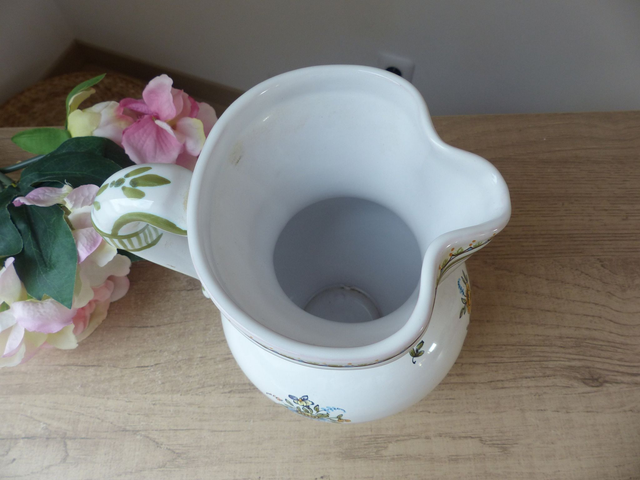 Pichet broc à eau en faïence blanche Peint main, signé Lallier à Moustiers, décoration rustique pour maison de campagne française vintage