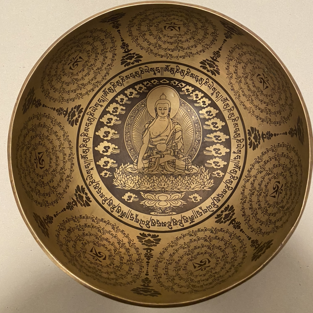Grosse handgearbeitete Klangschale Motiv: OMPH Mantra und Buddha der die Erde berührt 19cm Durchmesser, Hauptton B