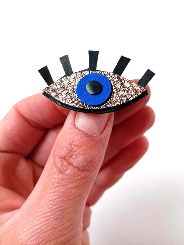 Broche éco-responsable en chute de SIMILICUIR et CHAMBRE à AIR de tracteur - Œil Turque- Pièce Artisanale et Unique