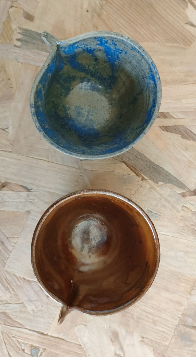 Lot de 2 petits pichets en céramique – grès émaillé bleu et brun – fait main – poterie artisanale – hauteur 7 cm