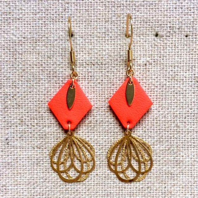 Boucles d’oreilles « Madrigal » dorées, cuir orange fluo