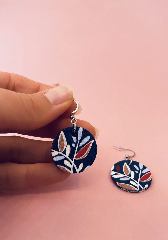 Boucles d'oreilles carton et tissu imprimé forme petites rondes, collection «la nuit fleurie » - tons bleus, bordeaux, beiges. 