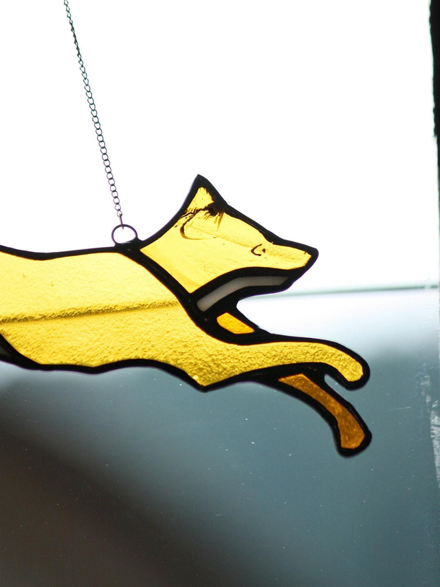 Renard bondissant ocre