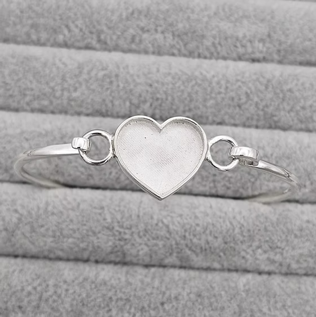 Plain heart bangle