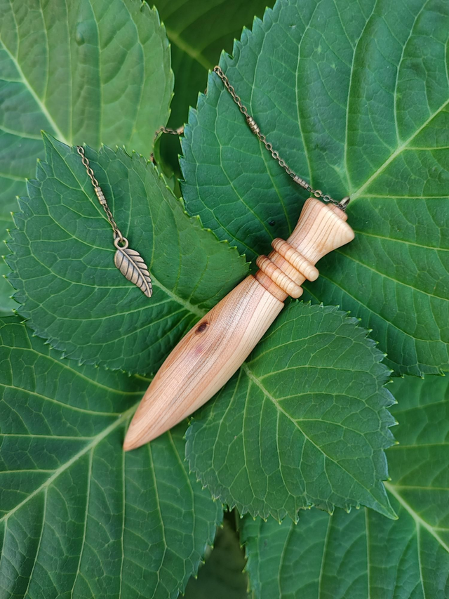 Pendule en Bois de Genévrier Cade et Chaînette en Laiton vieilli