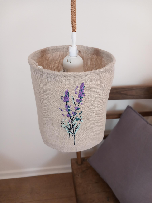 Abat-jour  suspension en lin brodé Lavande ,diamètre 15 cm.