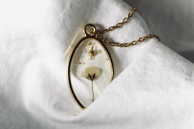 Collier gypsophile en résine – Bijou floral pressé artisanal