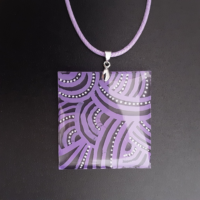 Pendentif grand carré collection ethnique fond transparent vagues mauves et points blancs