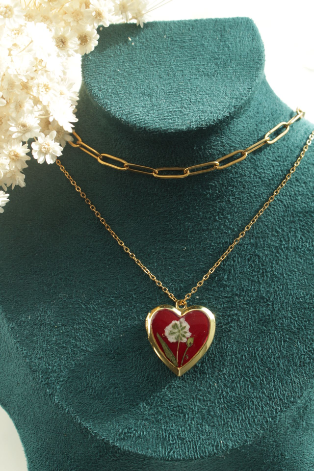 Collier coeur en résine de veritables petites fleurs blanches