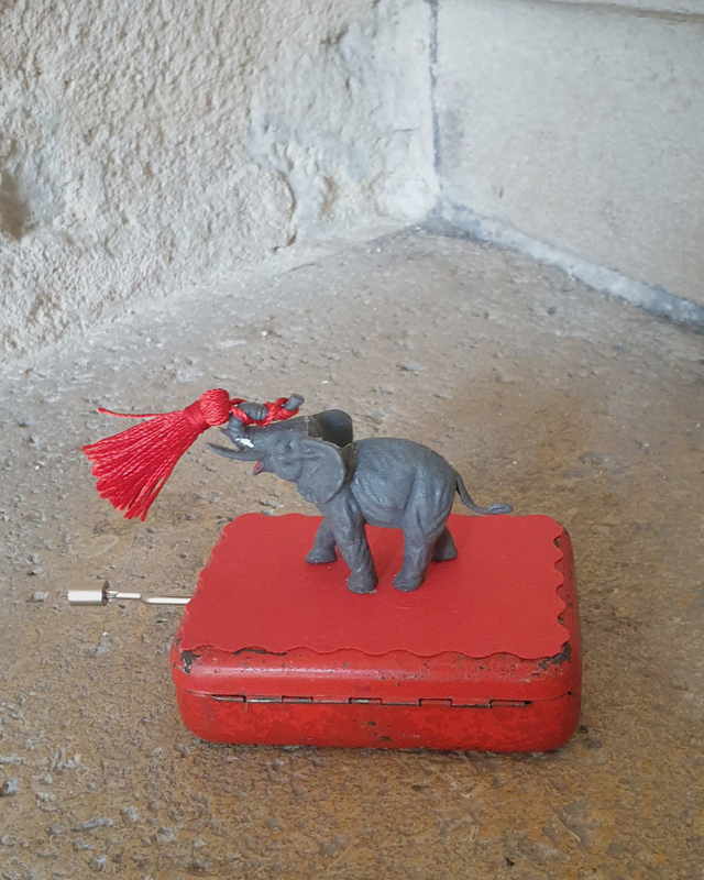 L'éléphant rouge -boîte à musique -pièce unique -VENDU