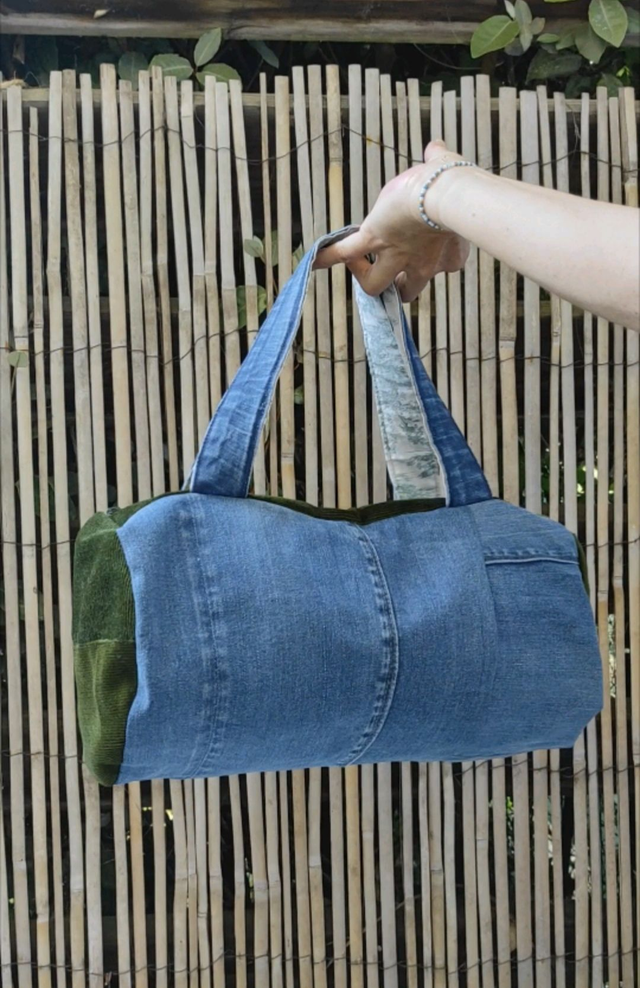 Sac bowling en jean recyclé et velours, éco-conception. Doublure jersey ou toile Jouy agrémenté d&#039;une poche intérieure. Upcycling.