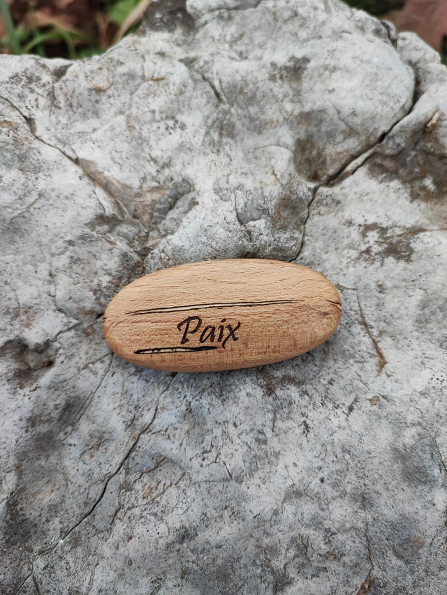 Caillou en Bois de Charme Hêtre Échauffé "Paix"