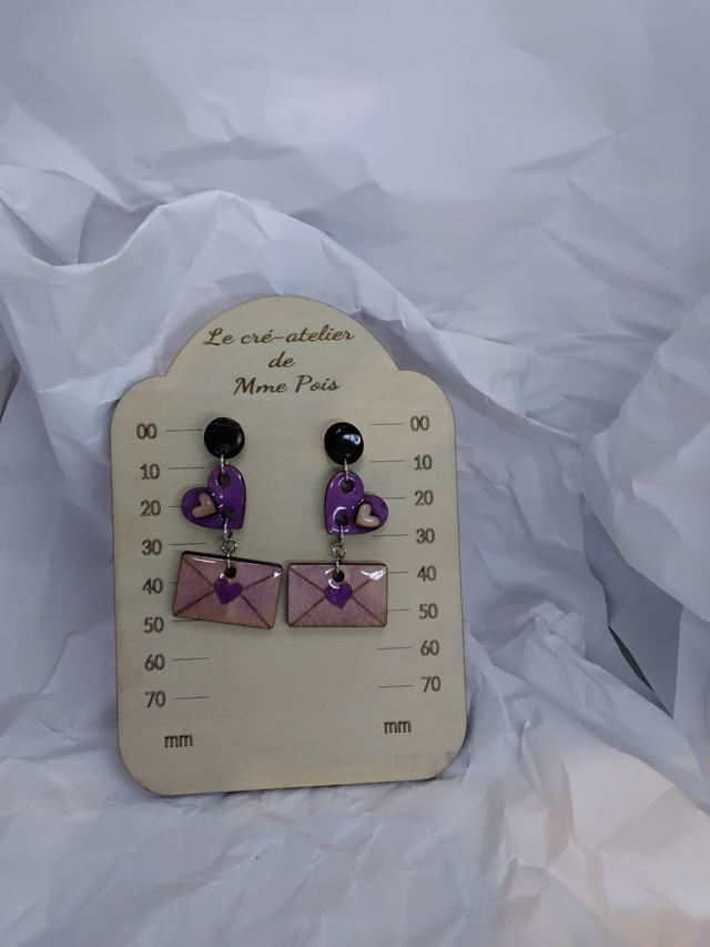 Boucles d’oreilles thème lettre La Poste en bois peint à la main et résine – Attache acier inoxydable 
