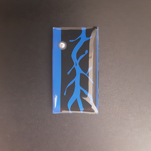 Broche rectangle collection maritime fond bleu océan décor algue noire avec cabochon nacré