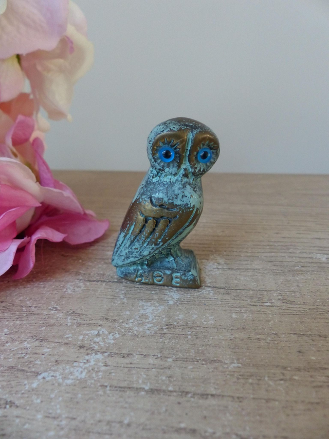 Figurine chouette hibou en laiton fait en Grèce, Sculpture Chouette d&#039;Athéna en laitonné bleu, Collection oiseaux petits animaux en laiton