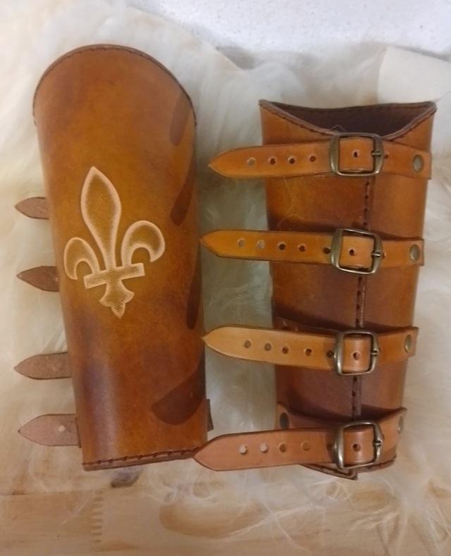 Canons d'avant bras en cuir teinté motif lys 