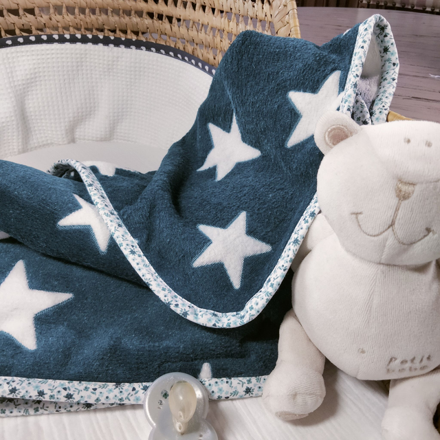 Couverture doudou étoiles bleu nuit 