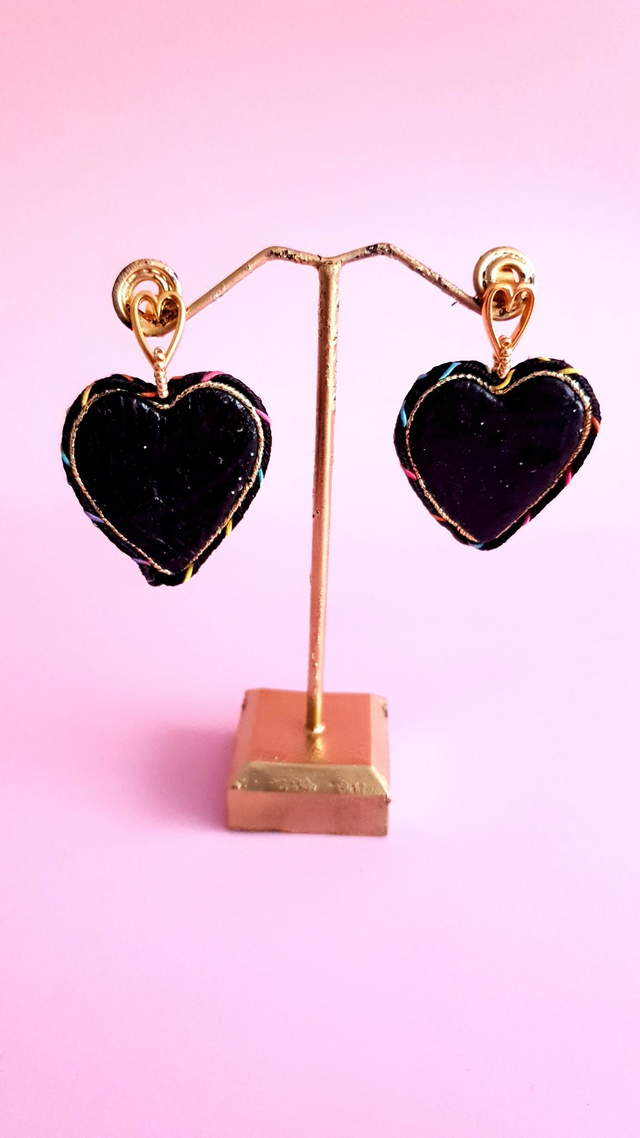 Boucles d'oreilles Coups de coeur noir verni et doré