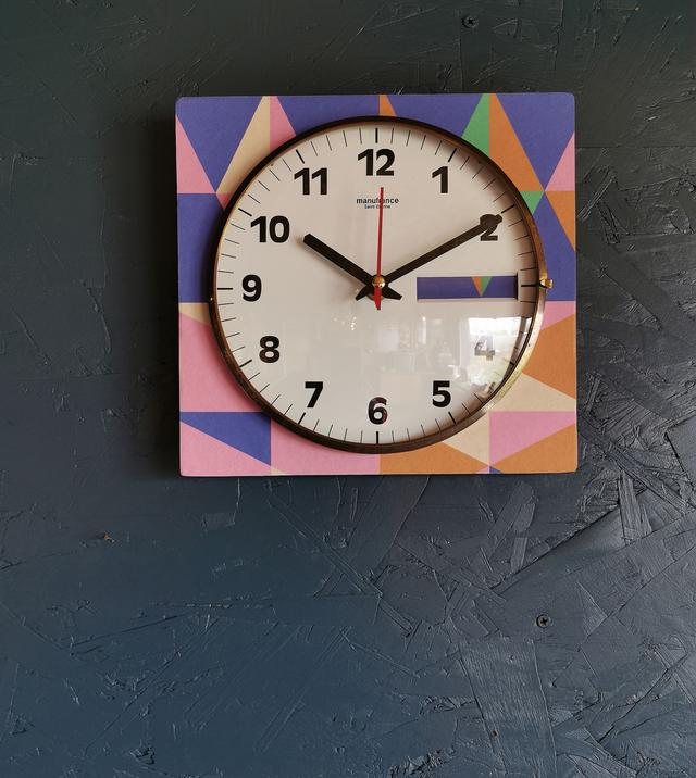 Horloge vintage pendule murale silencieuse carrée "Manufrance bleu rose vert"