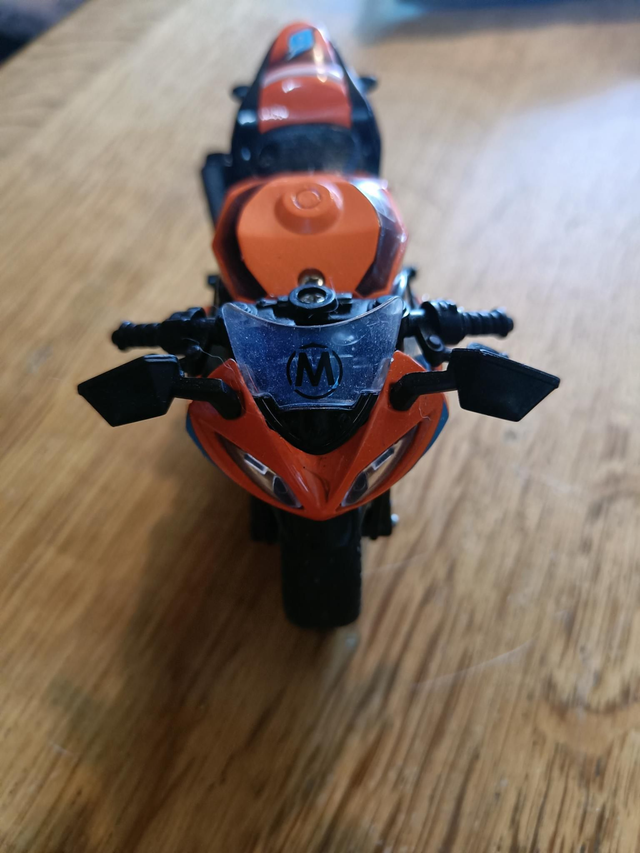 Moto de sport Racing orange de sarah Lezito