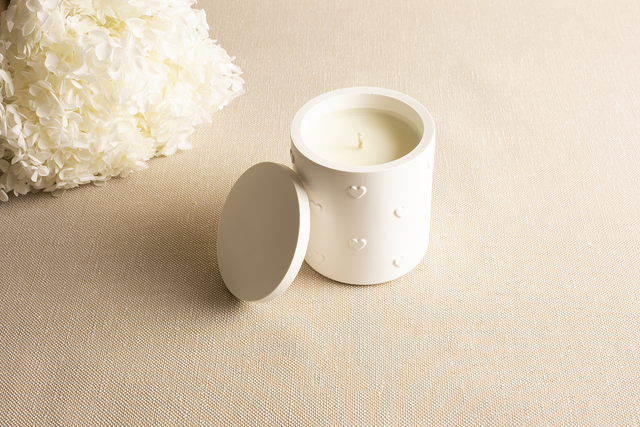 Vela em copo de cerâmica com corações