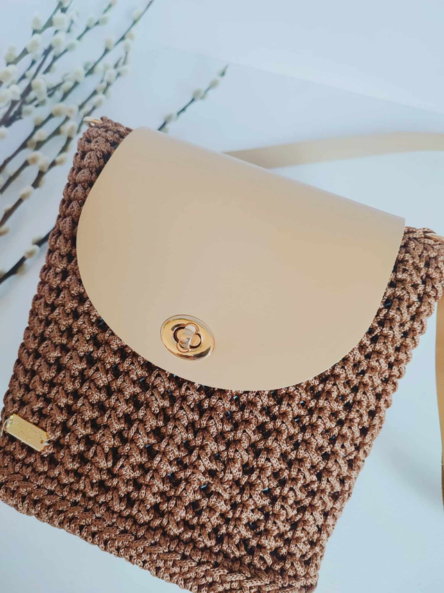 Adorable sac à bandoulière en crochet Nina. Accessoire unique en crochet, touche dorée