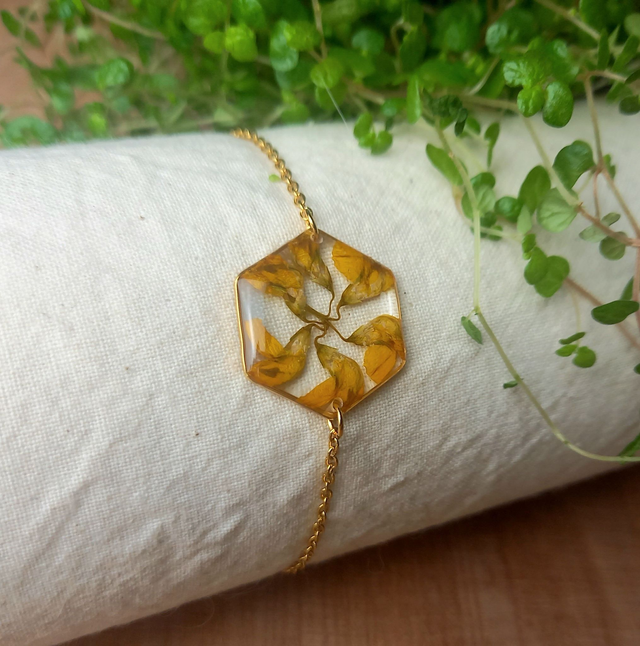 Bracelet doré hexagonal · Fleurs séchées 