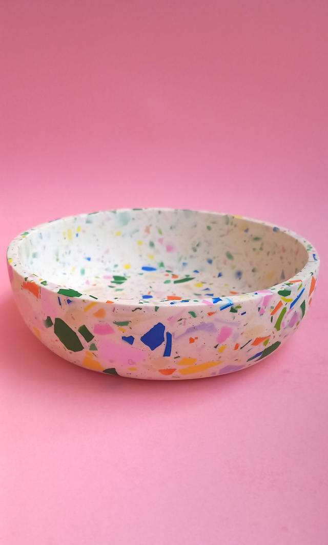 Biała miska terrazzo do kuchni na owoce lub dekoracyjna