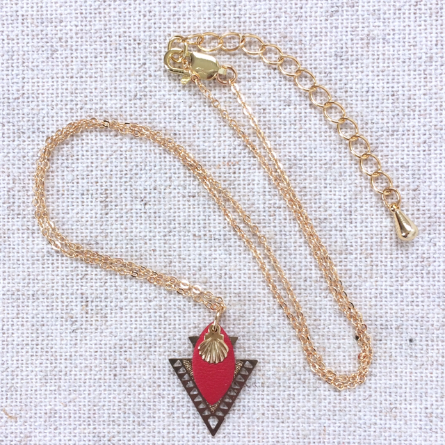 Collier « Vielle » doré, cuir rouge