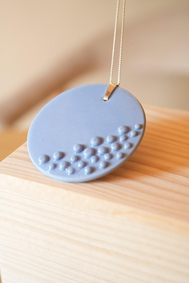 Kette // blue dots 