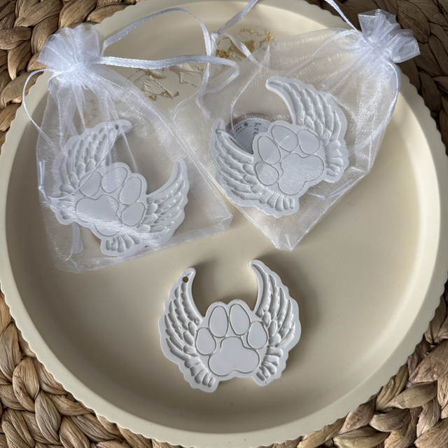 Hundepfote mit Flügeln – Duftstein/ Anhänger 