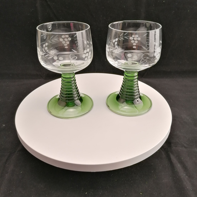 Moezel | Roemer Wijnglas Kelk met gegraveerde druiventros (diameter 7,0 | hoogte 11,0 cm) op gladde olijfgroene voet | Vintage