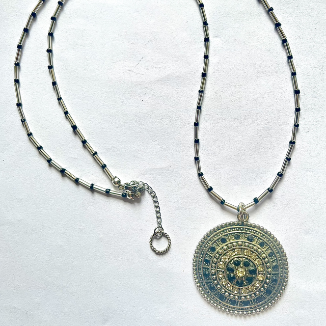C35 - Collier perles en verre et médaillon en laiton avec strass