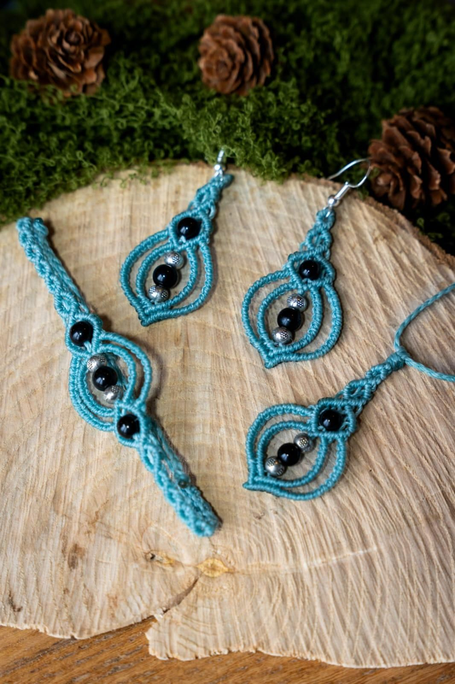 Parure complète bijoux en micro-macramé bleu et perles Agate noire