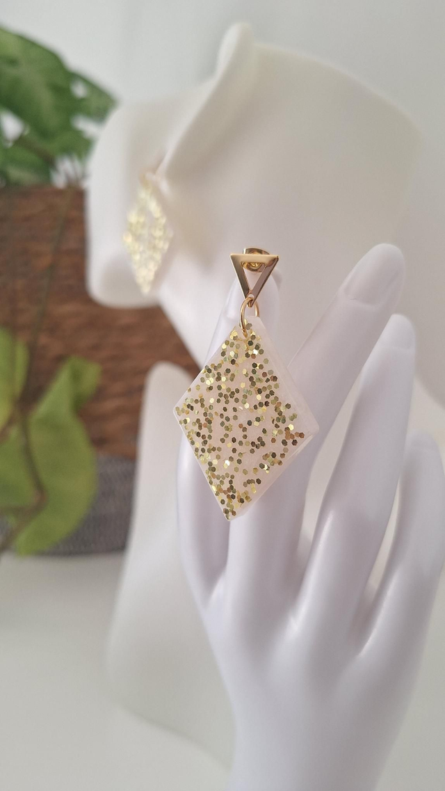 Boucles d&#039;oreilles losanges blancs et paillettes dorées 