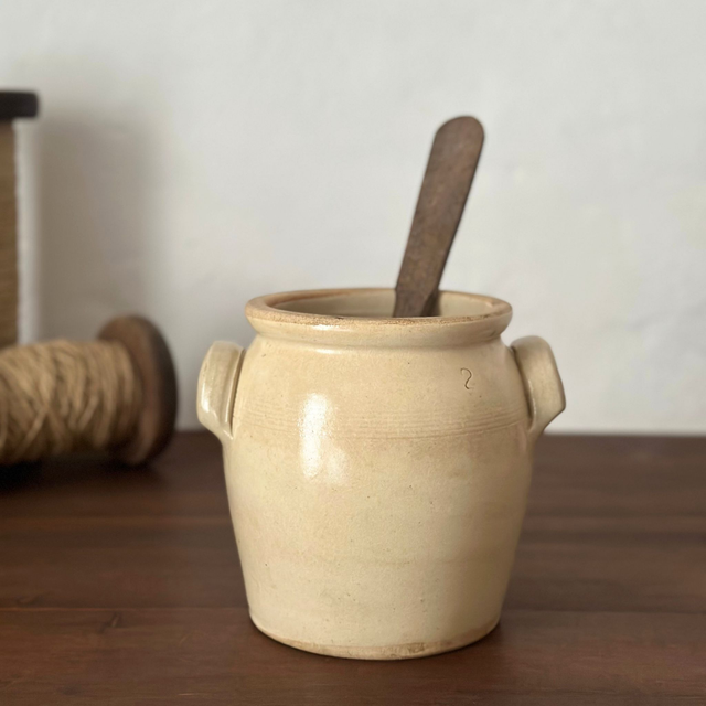 le pot à confit et sa cuillère en bois