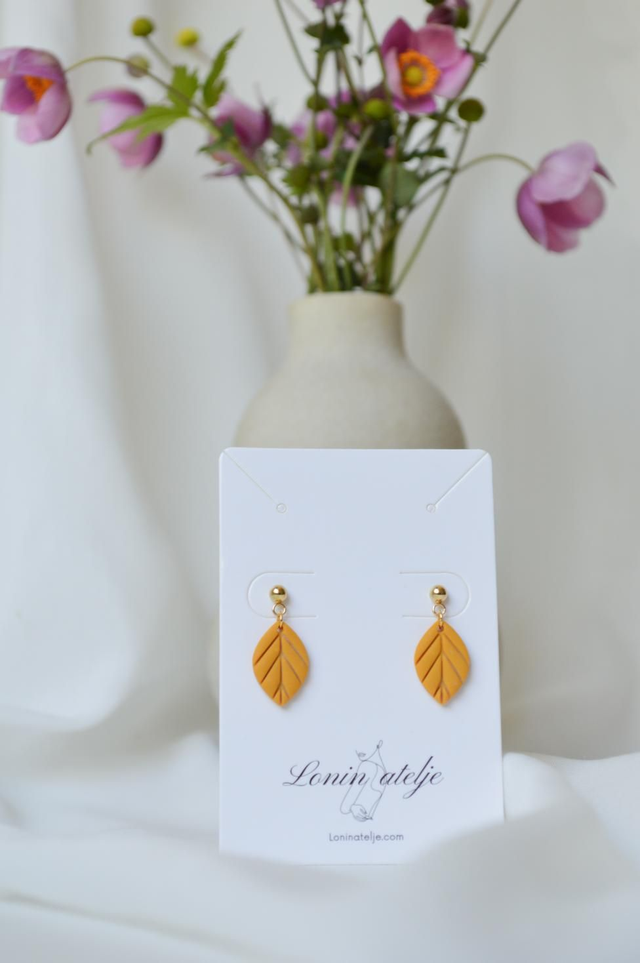 Mustard kolekcija - Mali oker uhani v obliki lista s dodatkom