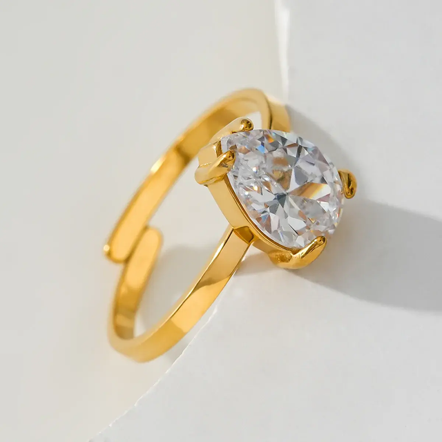 Bague dorée ajustable avec strass en forme de poire