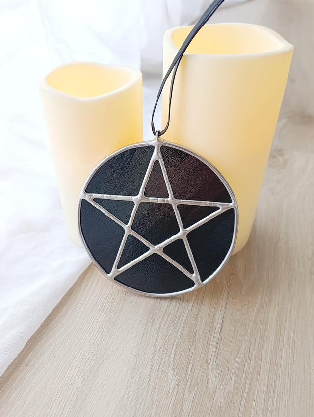 🌟 Suspension Pentacle noir en vitrail