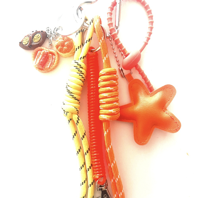 Bijou de sac étoile orange 